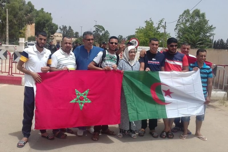 مغاربة وجزائريون يتظاهرون في « زوج بغال »: الشعب يريد فتح الحدود